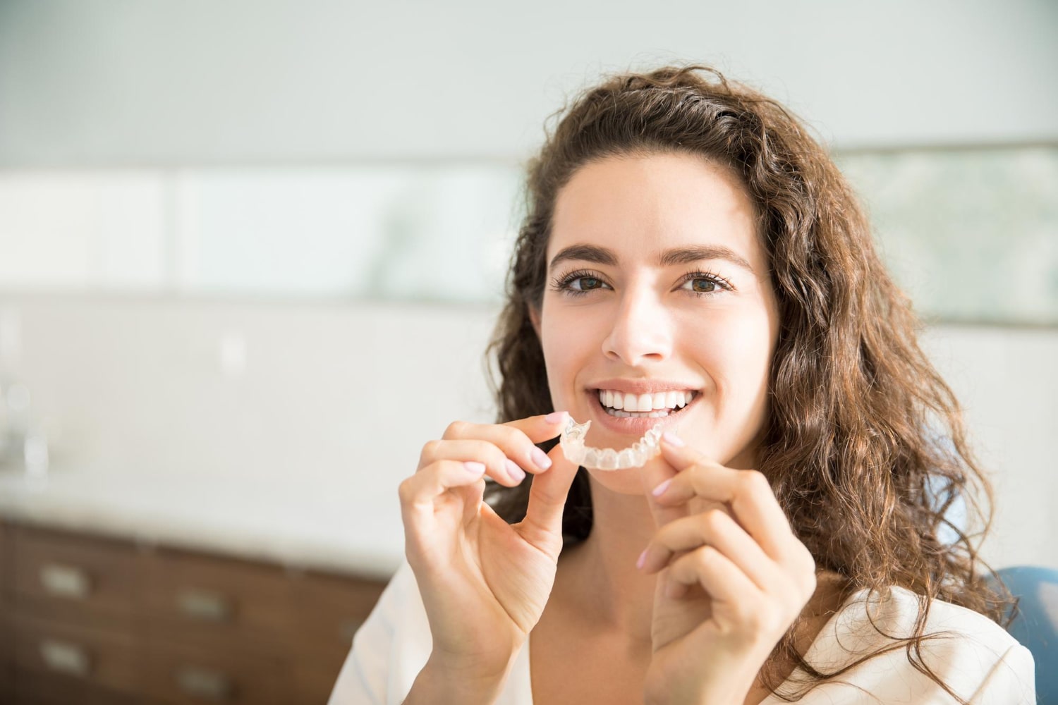 Görünmez Diş Teli Uygulaması Nedir? Nasıl Yapılır?
